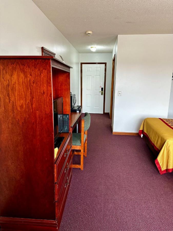 Attica Inn 2*